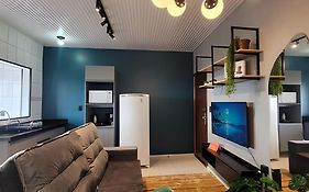 AP102 - Apartamento com AC no centro
